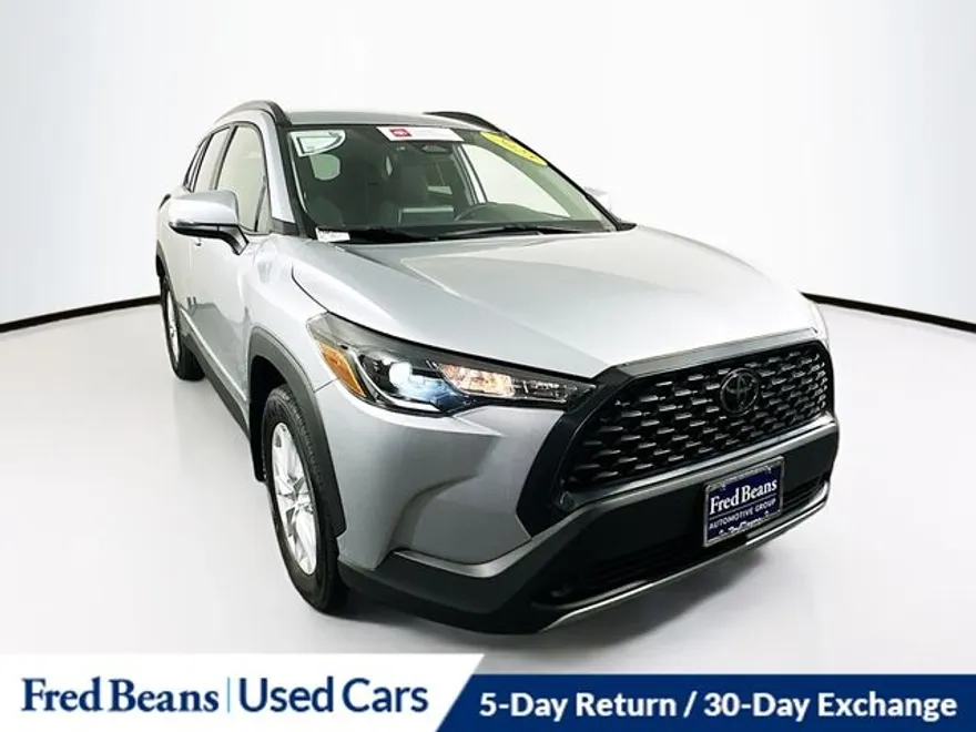 2023 Toyota Corolla Cross LE photo 1
