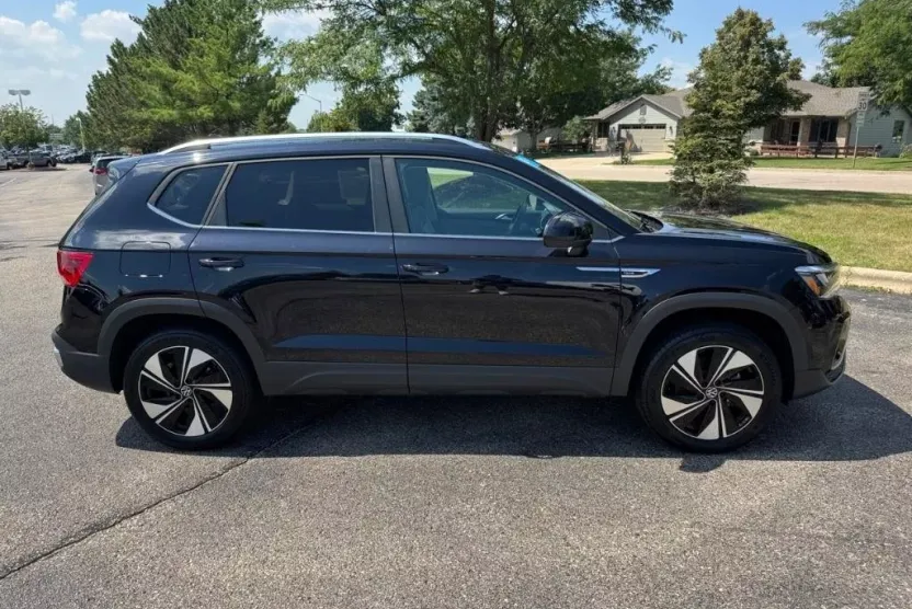 2024 Volkswagen Taos SE photo 1