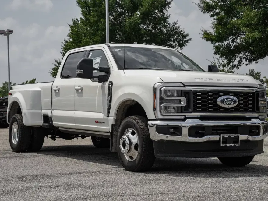 2025 Ford F-350 Lariat photo 1