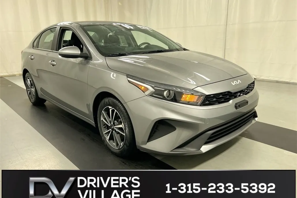 2023 Kia Forte LXS photo 1