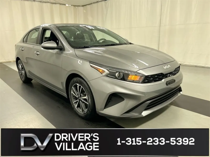 2023 Kia Forte LXS photo 1
