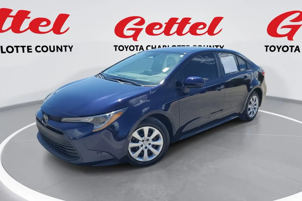 2025 Toyota Corolla LE photo 1