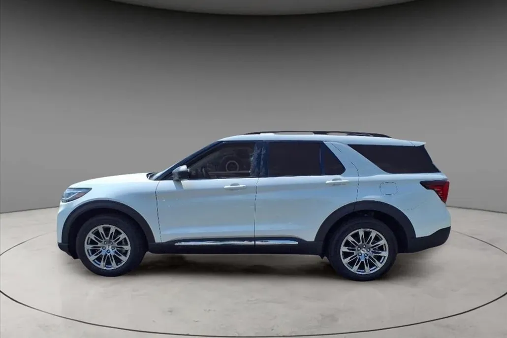 2025 Ford Explorer photo 1