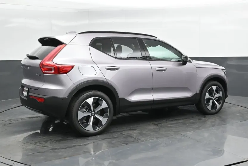 2026 Volvo XC40 Plus photo 1