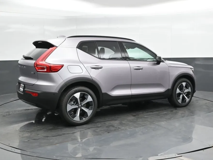 2026 Volvo XC40 Plus photo 1