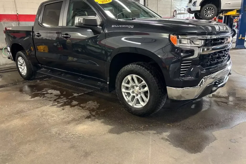 2023 Chevrolet Silverado 1500 LT photo 1