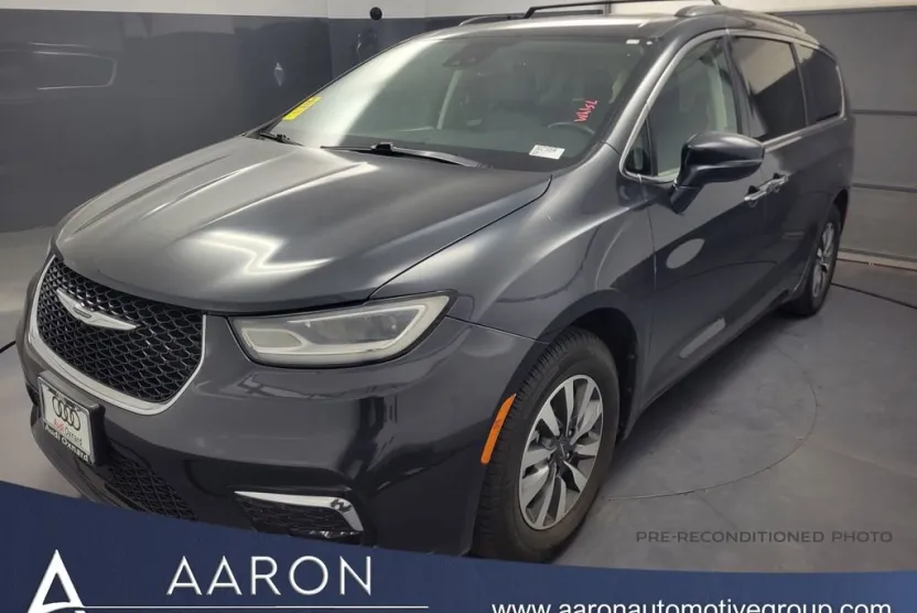 2021 Chrysler Pacifica Touring L photo 1
