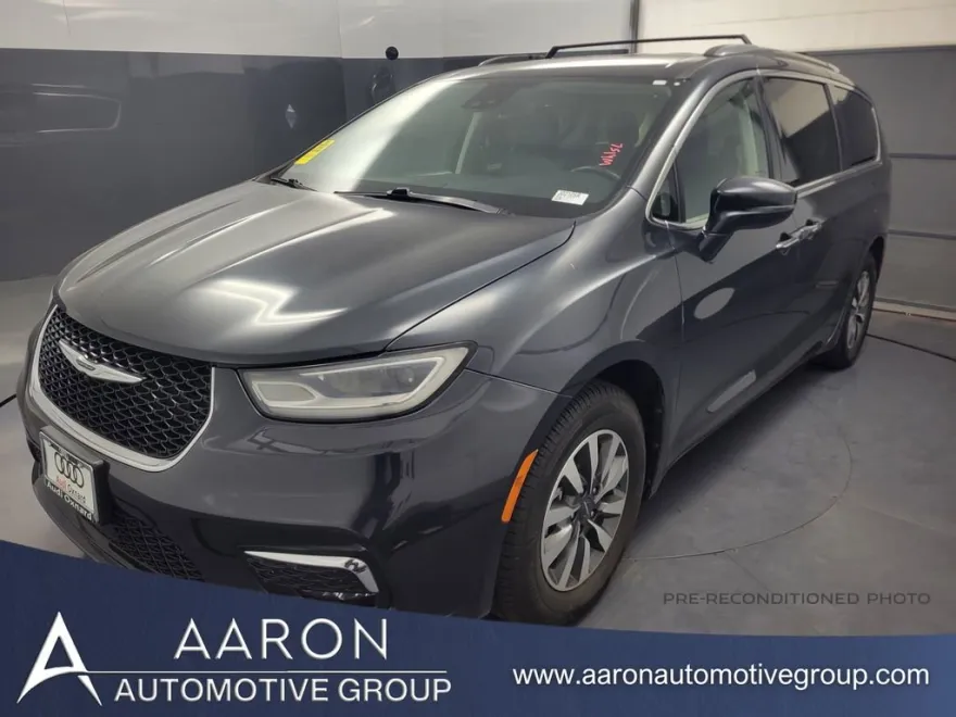 2021 Chrysler Pacifica Touring L photo 1