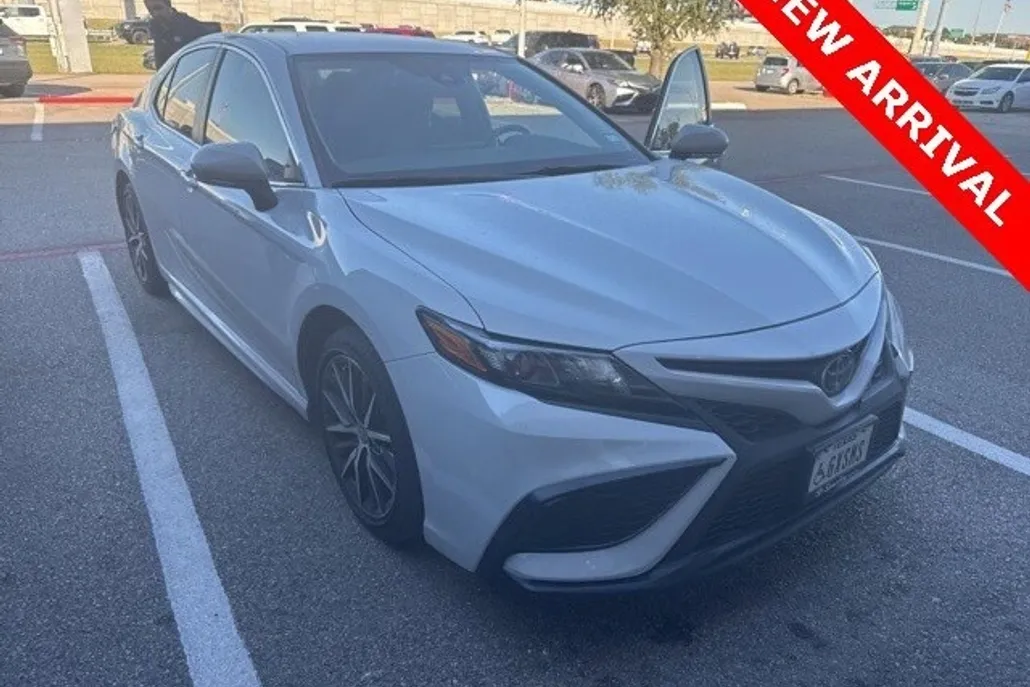 2024 Toyota Camry SE photo 1
