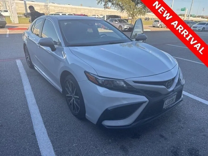 2024 Toyota Camry SE photo 1