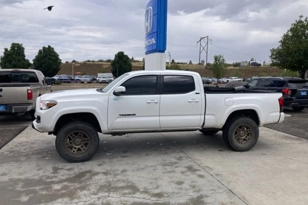 2021 Toyota Tacoma 4x4 SR5 photo 1