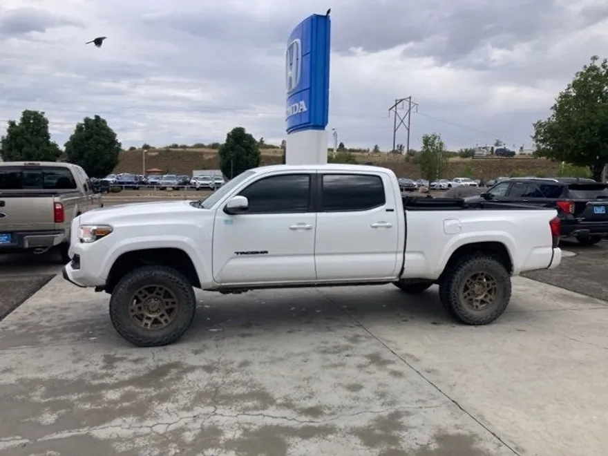 2021 Toyota Tacoma 4x4 SR5 photo 1
