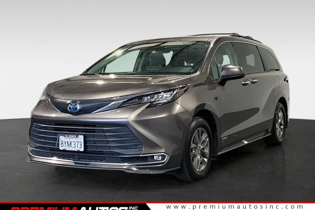 2021 Toyota Sienna XLE photo 1