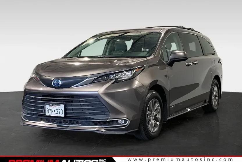 2021 Toyota Sienna XLE photo 1