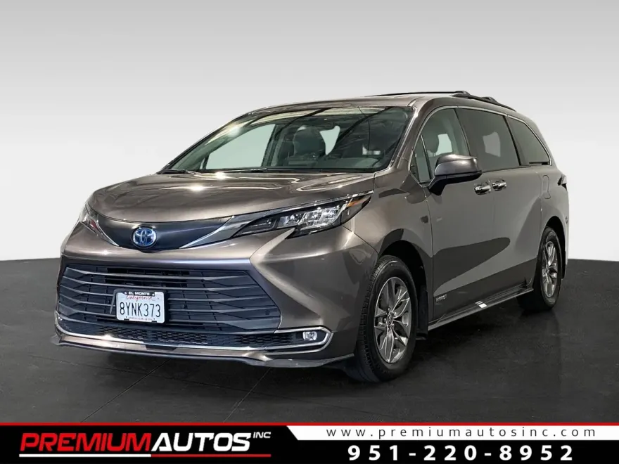 2021 Toyota Sienna XLE photo 1