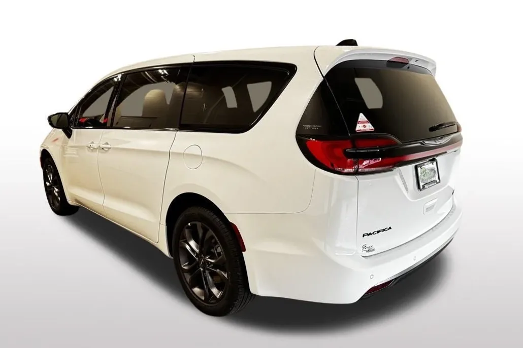 2026 Chrysler Pacifica photo 1