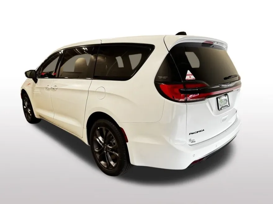 2026 Chrysler Pacifica photo 1