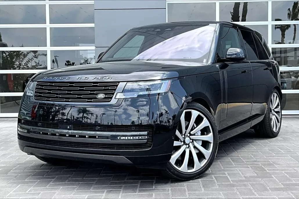 2023 Land Rover Range Rover SE photo 1