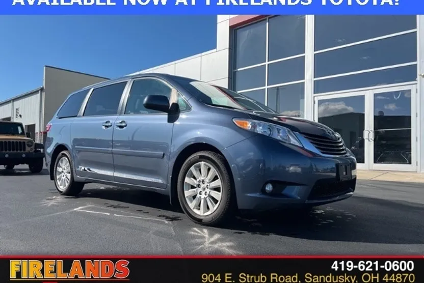 2015 Toyota Sienna XLE photo 1