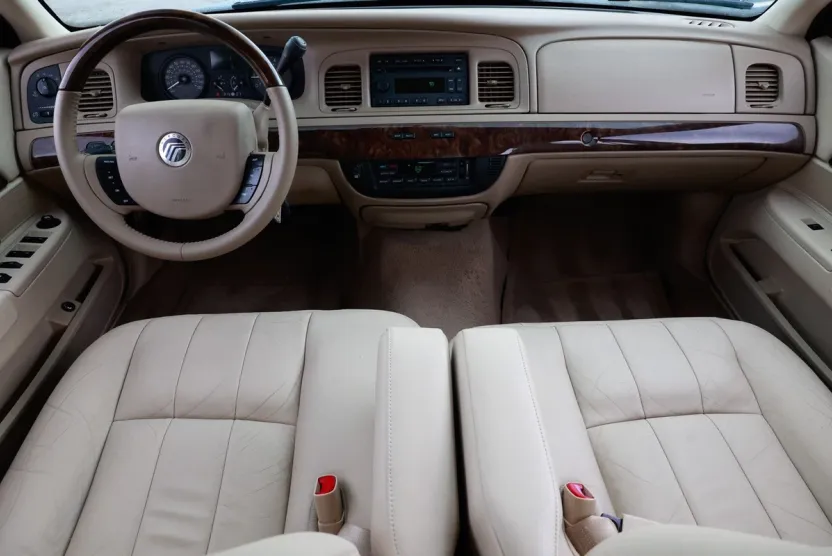2011 Mercury Grand Marquis LS photo 1