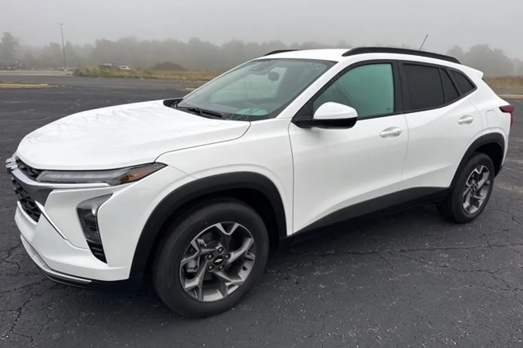 2025 Chevrolet Trax LT photo 1