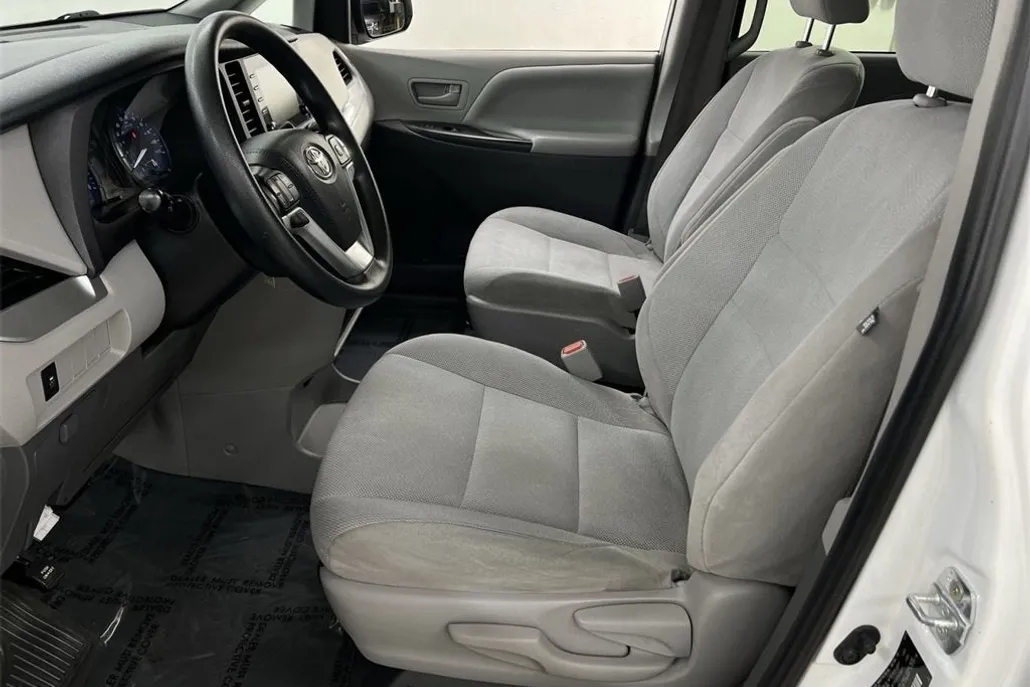 2020 Toyota Sienna L photo 1