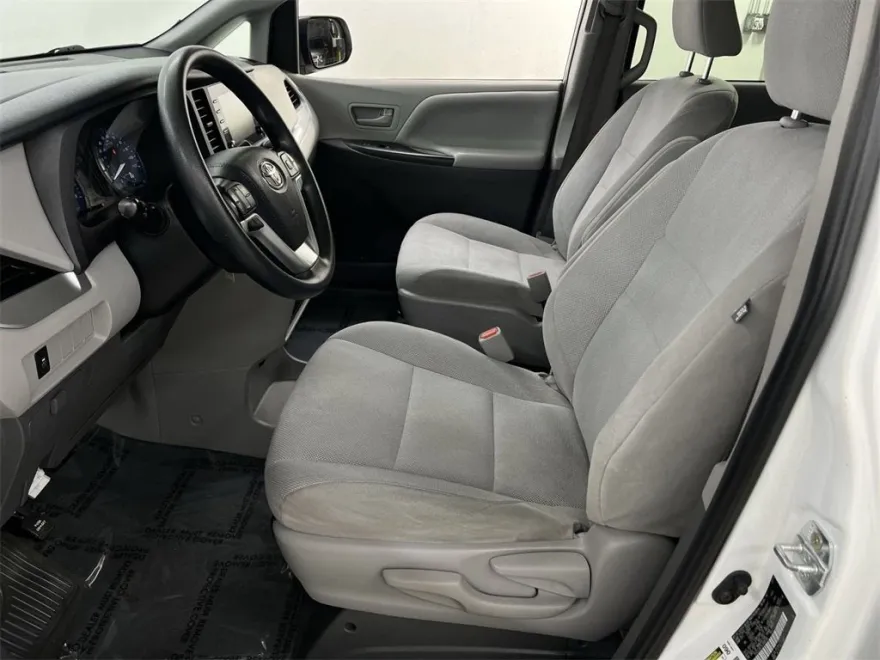 2020 Toyota Sienna L photo 1