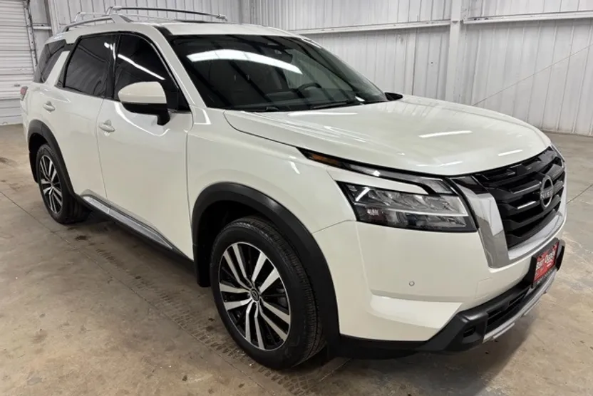 2023 Nissan Pathfinder Platinum photo 1