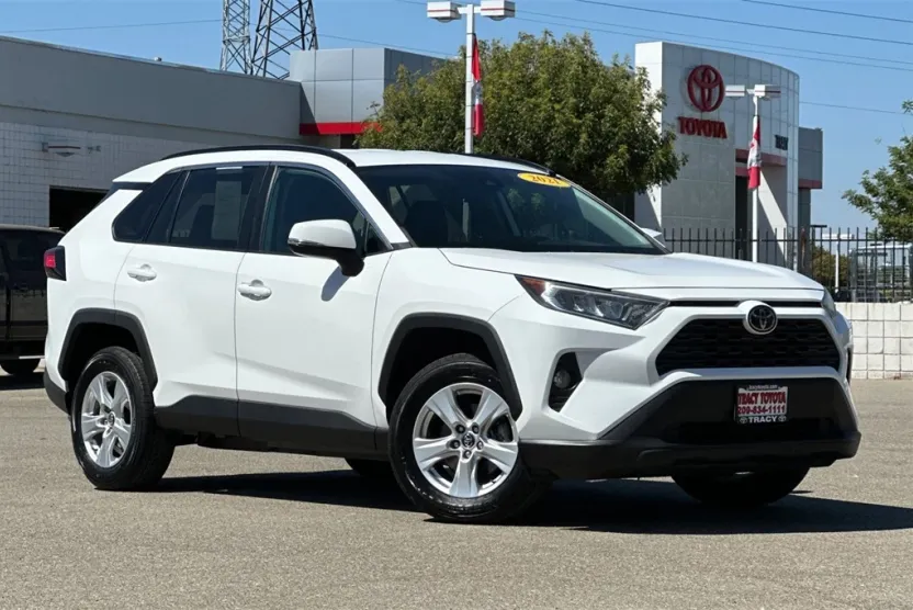 2021 Toyota RAV4 XLE photo 1