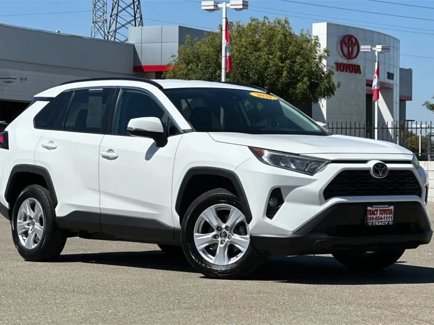2021 Toyota RAV4 XLE photo 1