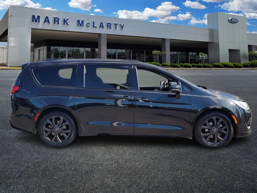2019 Chrysler Pacifica Limited photo 1