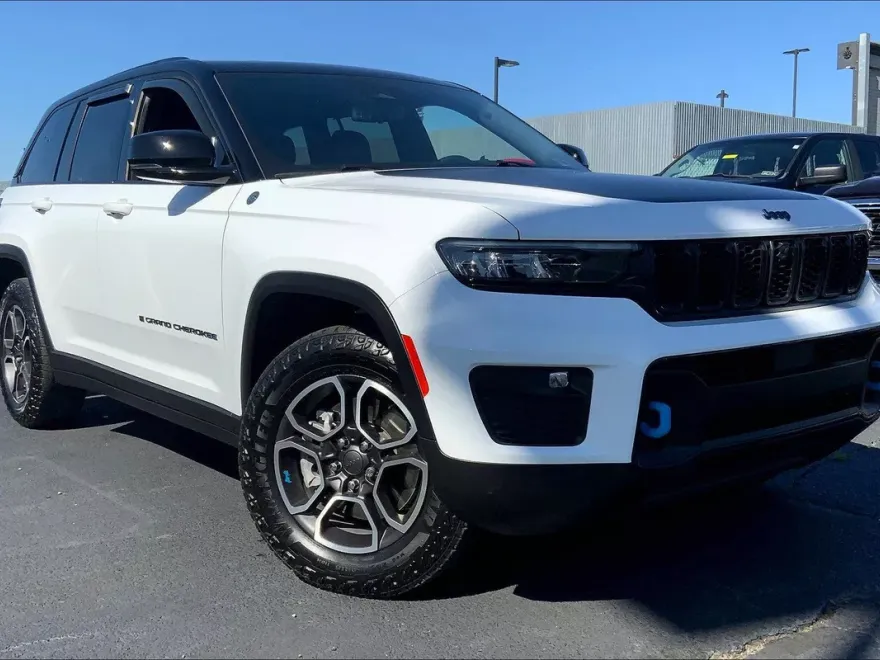 2024 Jeep Cherokee Trailhawk 4xe photo 1