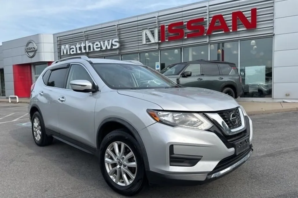 2020 Nissan Rogue SV photo 1