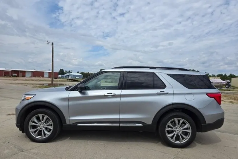 2023 Ford Explorer XLT photo 1