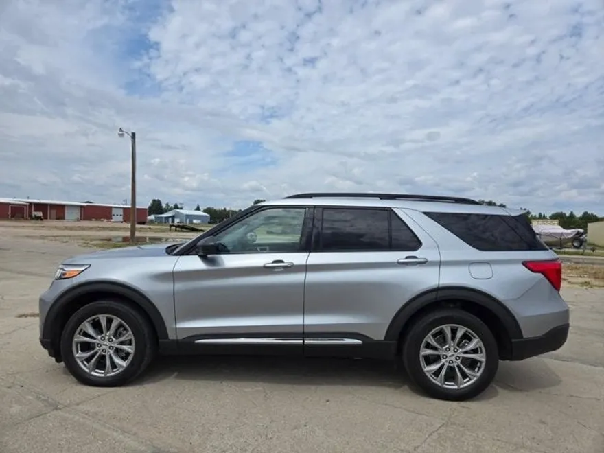 2023 Ford Explorer XLT photo 1