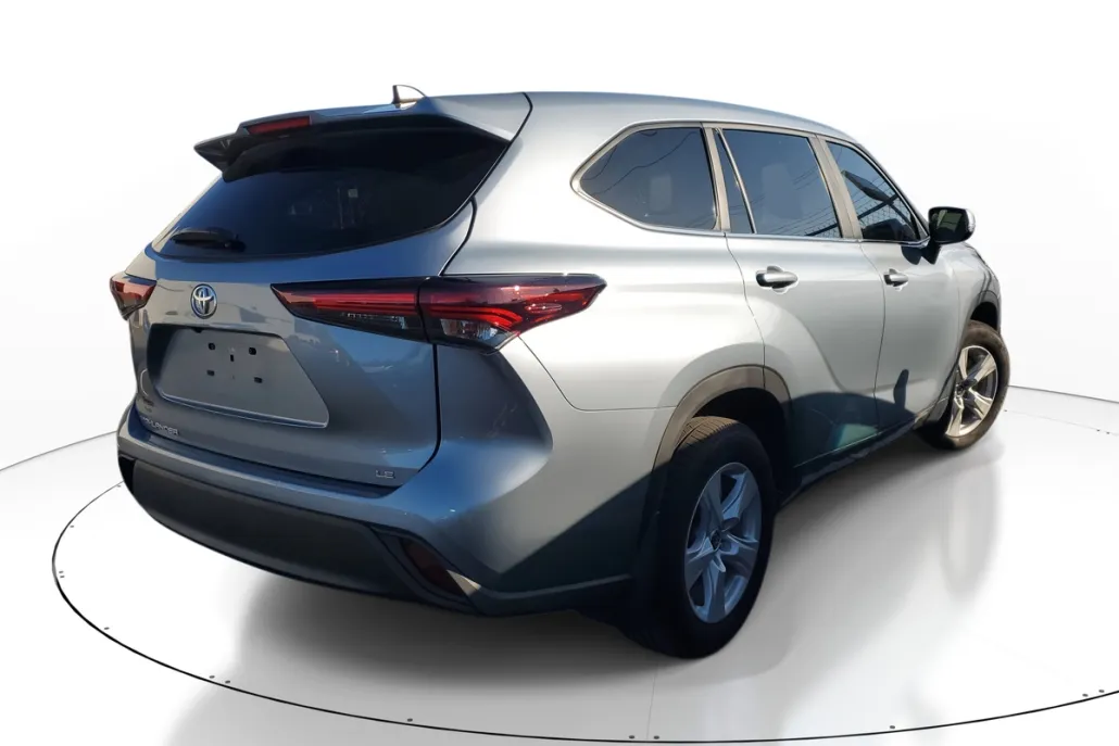 2024 Toyota Highlander LE photo 1