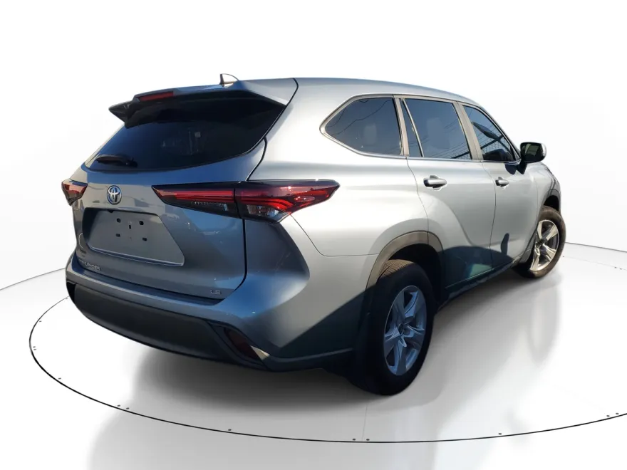 2024 Toyota Highlander LE photo 1