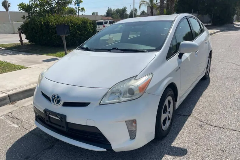 2013 Toyota Prius One photo 1