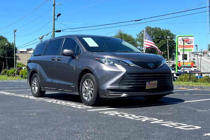2021 Toyota Sienna LE photo 1