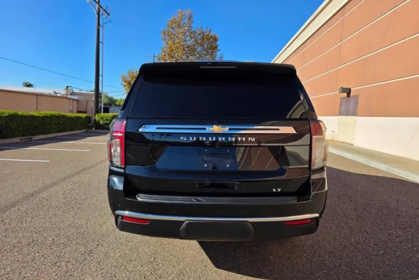 2022 Chevrolet Suburban LT photo 1
