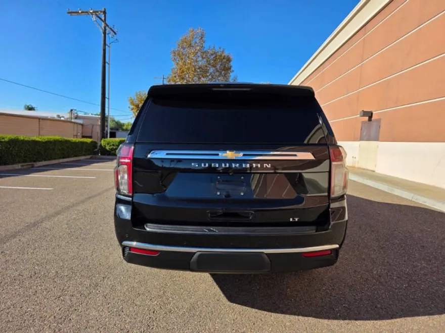 2022 Chevrolet Suburban LT photo 1