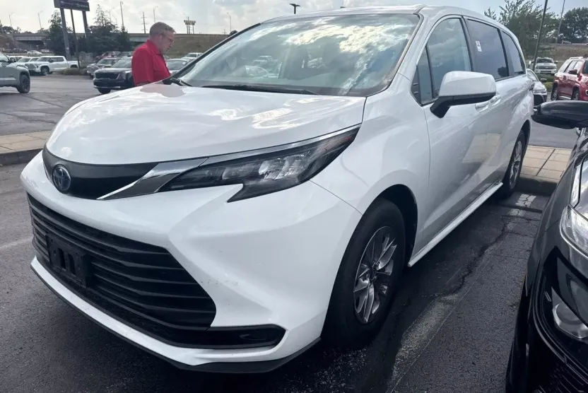 2024 Toyota Sienna LE photo 1