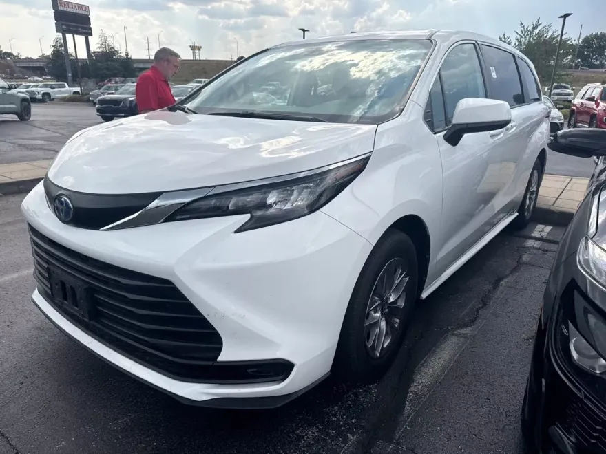 2024 Toyota Sienna LE photo 1
