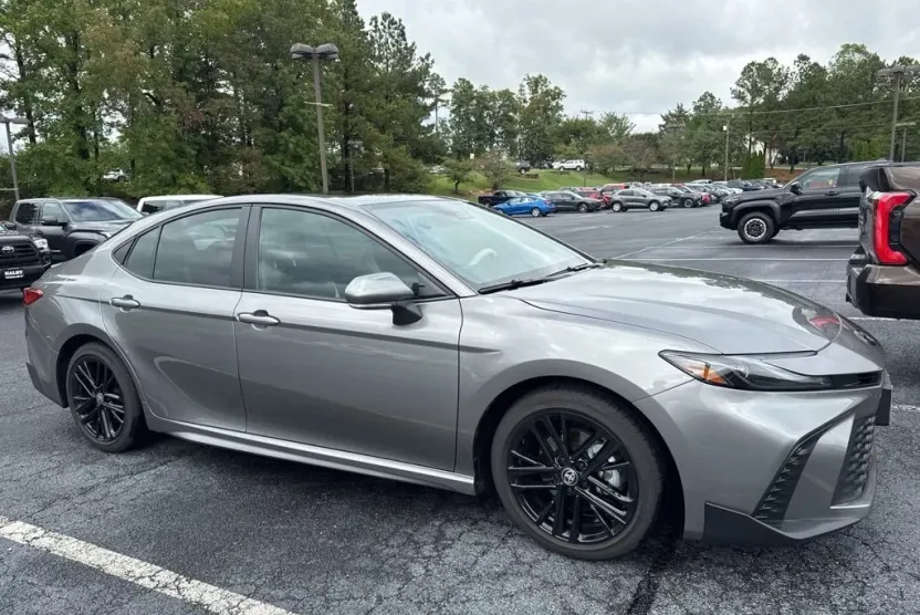 2025 Toyota Camry SE photo 1