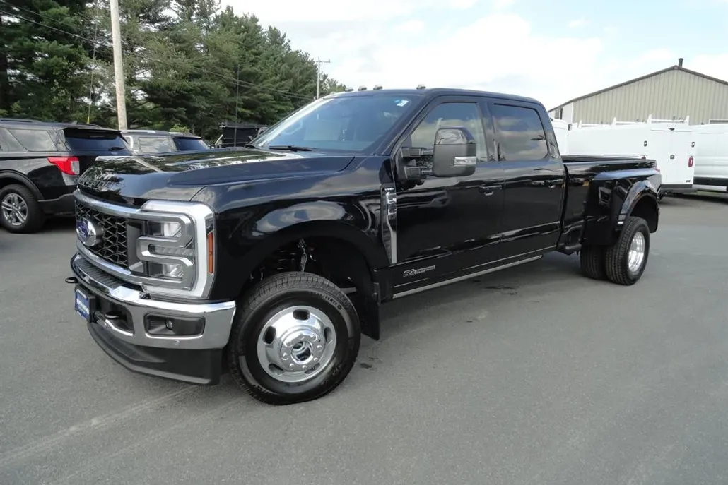 2025 Ford F-350 Lariat photo 1