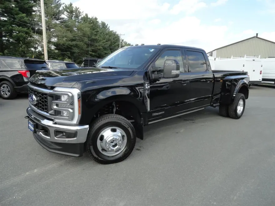 2025 Ford F-350 Lariat photo 1
