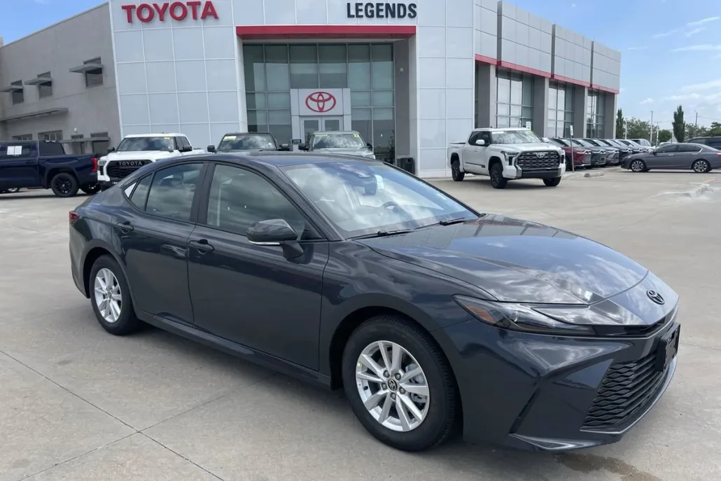 2025 Toyota Camry LE photo 1