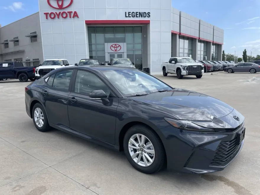 2025 Toyota Camry LE photo 1