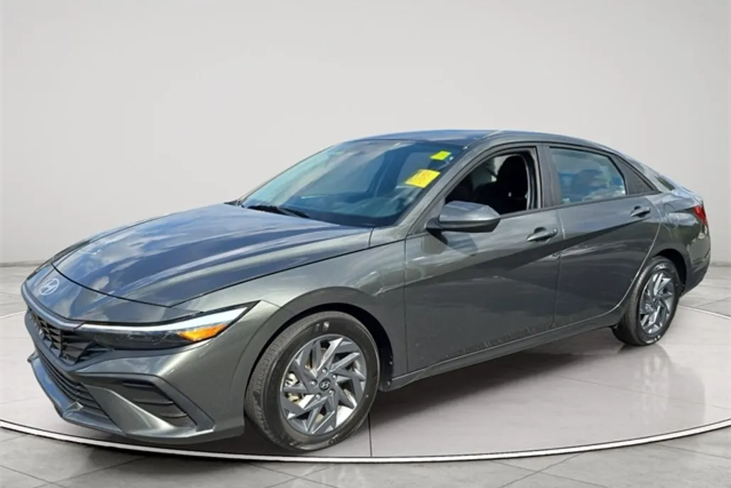 2024 Hyundai Elantra SEL photo 1