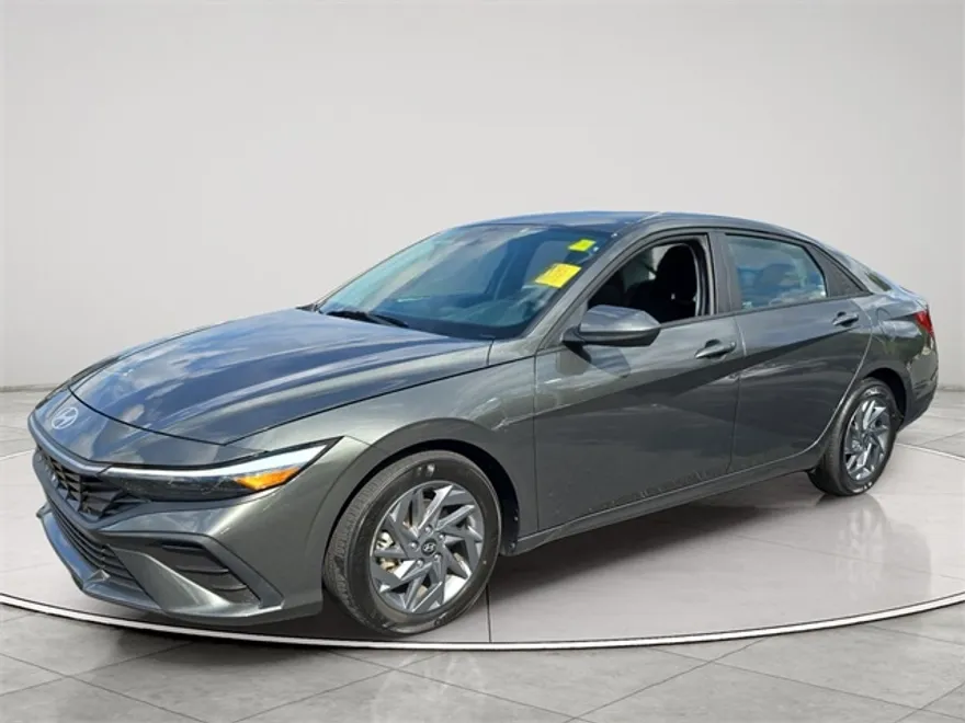 2024 Hyundai Elantra SEL photo 1